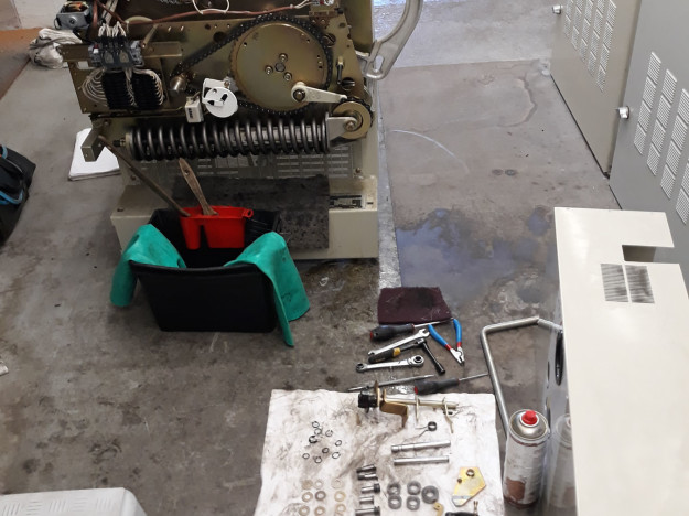 Maintenance disjoncteur contacteur HTA ALSTOM commande BLR démontée axe roulement