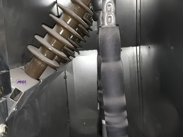 Maintenance Tableau HTA Schneider Electric - Bas de cellule VM6 poussiereux